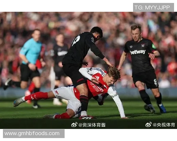 西汉姆联队主场迎战阿森纳争夺英超积分榜关键战役